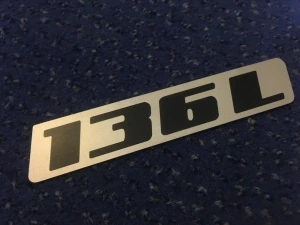 Znak , Nápis 136L