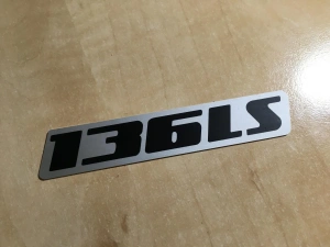 Znak , Nápis 136LS